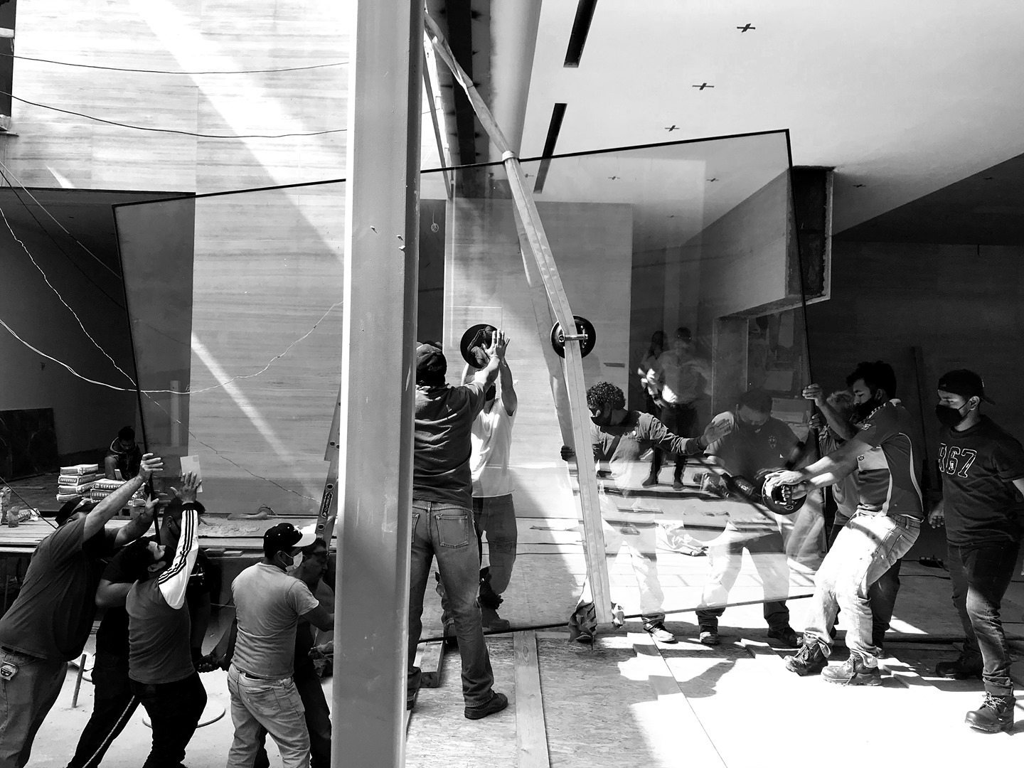 Monterrey Design R+D Adventures: How many guys does it take to install an oversized glazing panel? ⁠
⁠
Teamwork gets the job done!